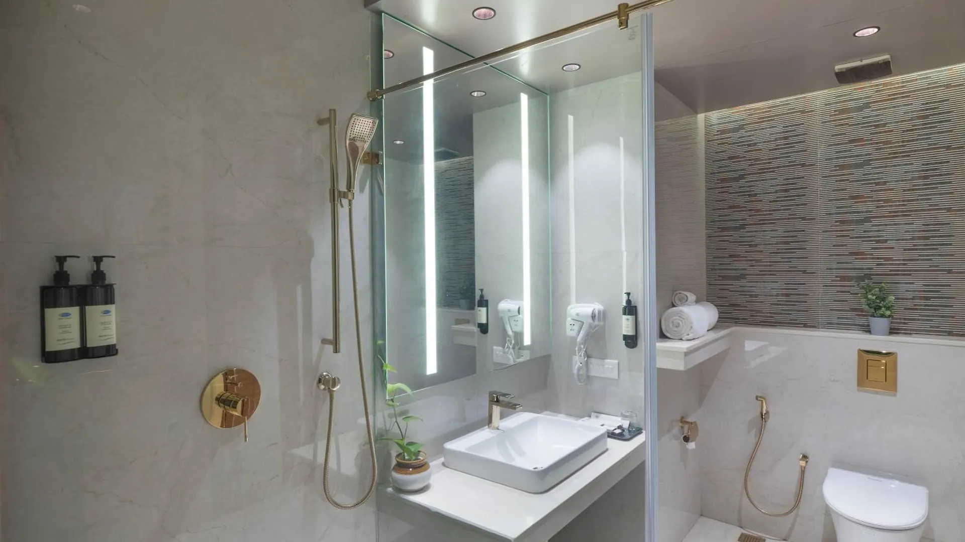 Uday Suites - The Airport Hotel Thiruvananthapuram 4*,